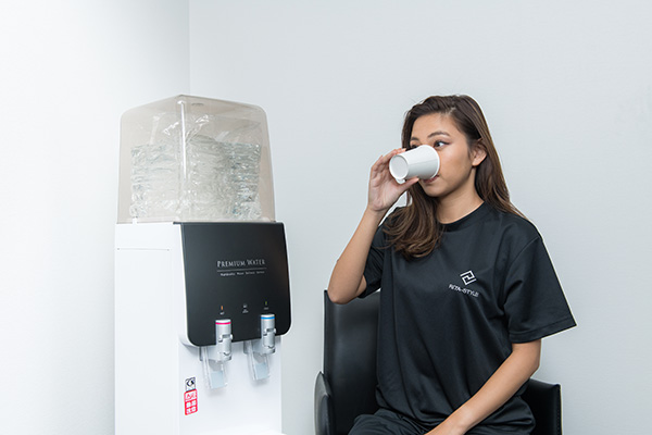 水を飲む女性