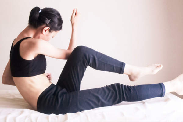 筋トレする女性
