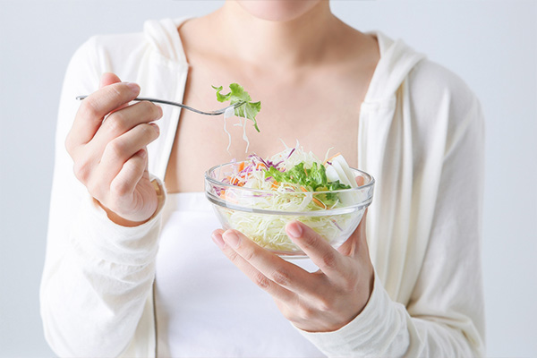 サラダ食べる女性