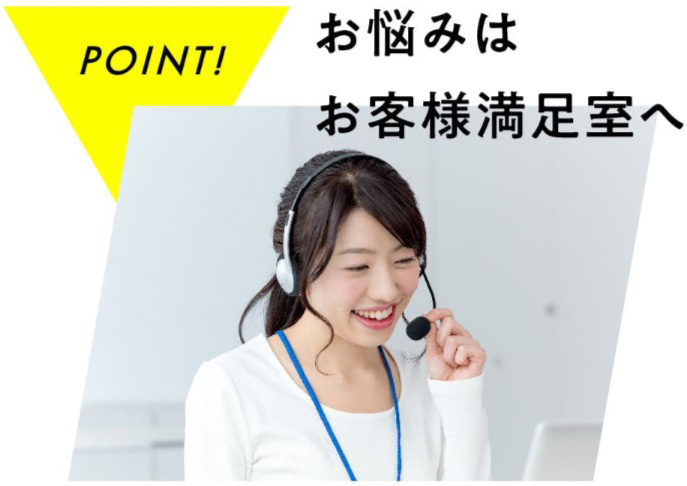電話する女性コールセンター