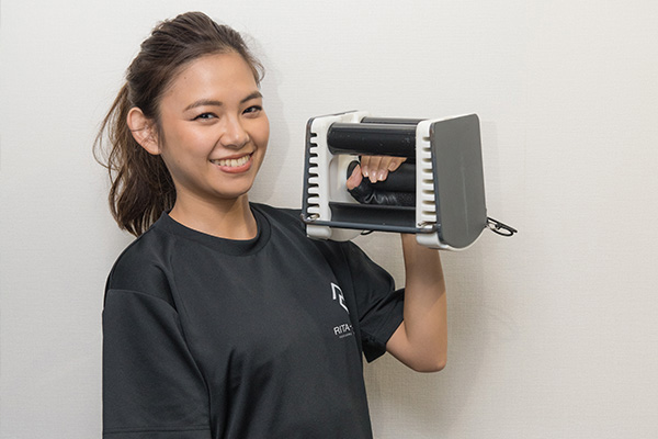トレーニングする女性