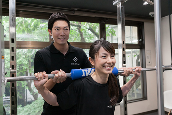 パーソナルトレーニングする女性