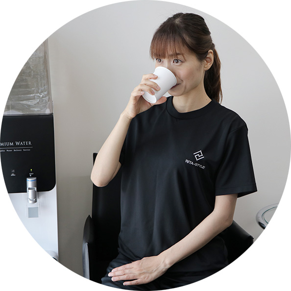 水を飲む女性