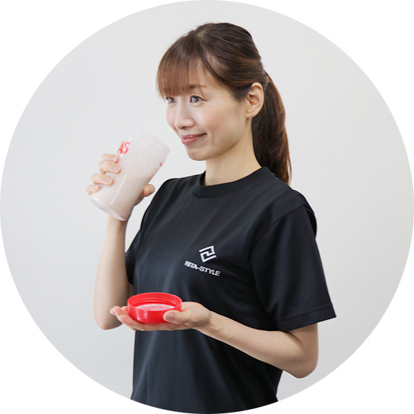 プロテイン飲む女性