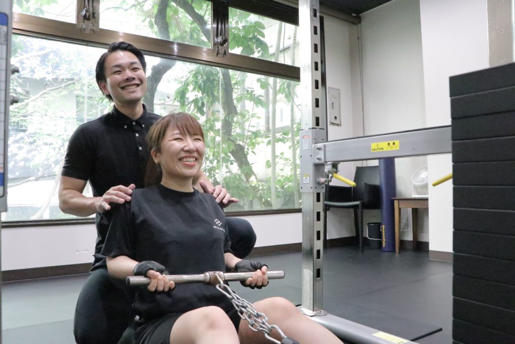 パーソナルトレーニングする女性