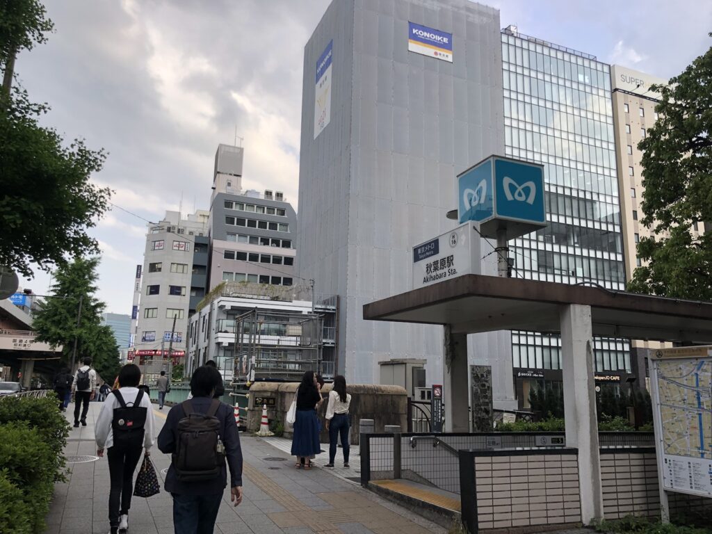 東京メトロ日比谷線駅5番出口