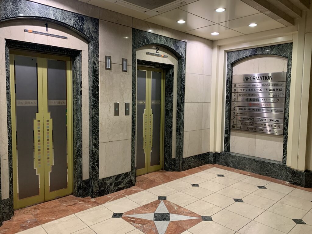 リタスタイル博多筑紫口店に向かうエレベーター
