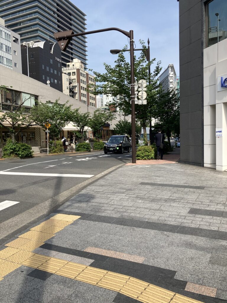 リタスタイル銀座本店までの道順で最初に曲がるところ