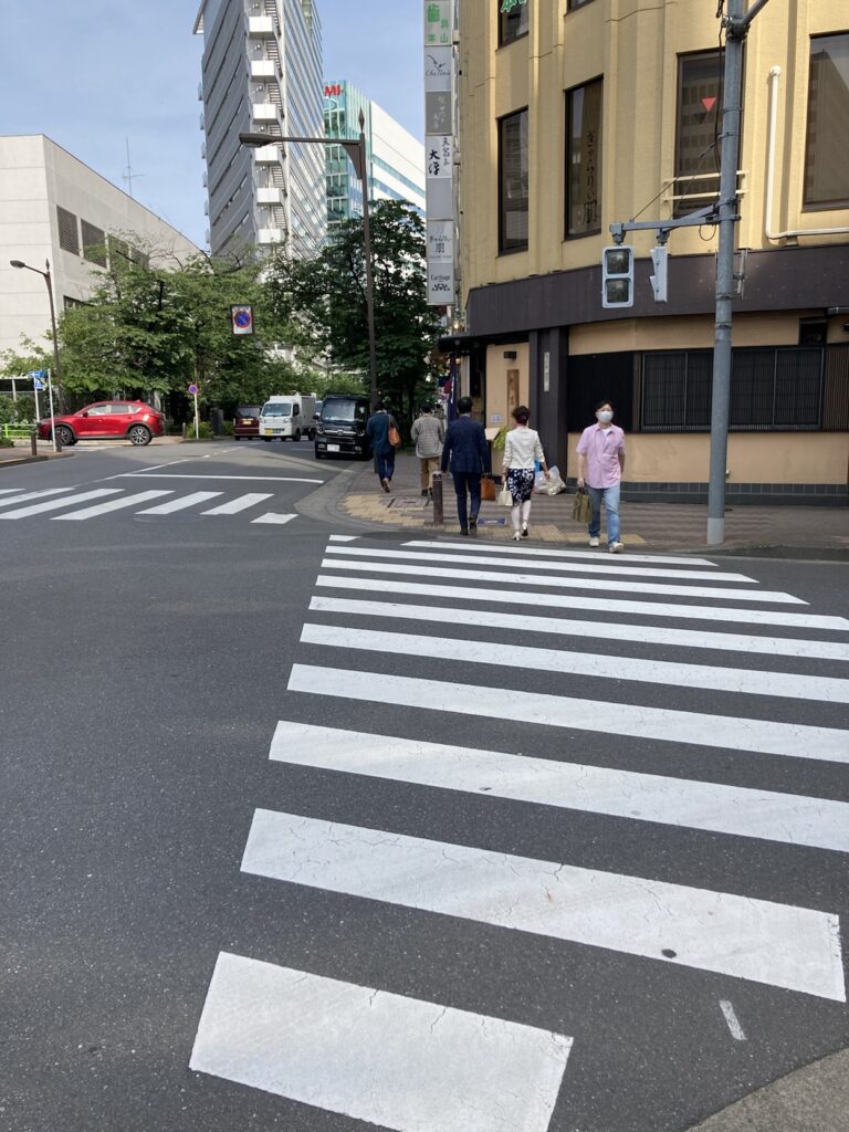 リタスタイル銀座本店の隣の黄色いビル