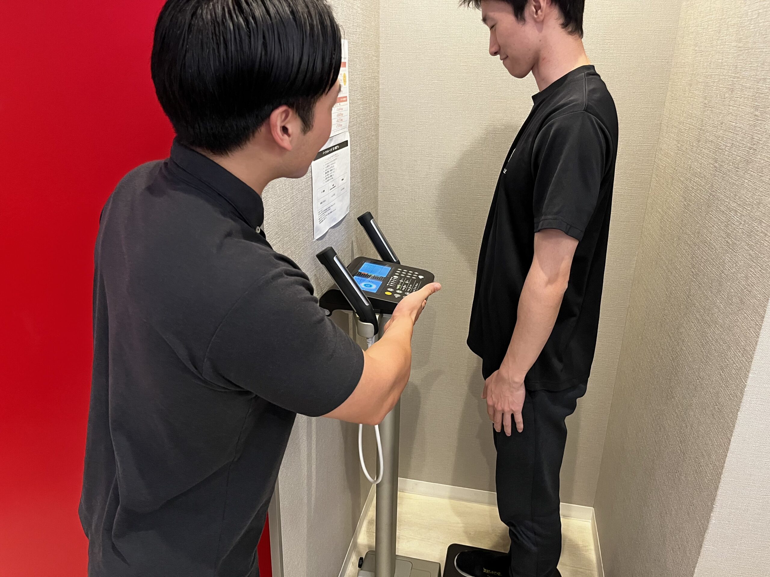 停滞期の対処法をアドバイスするトレーナー