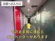 そのまま奥に進むとエレベーターがあります！