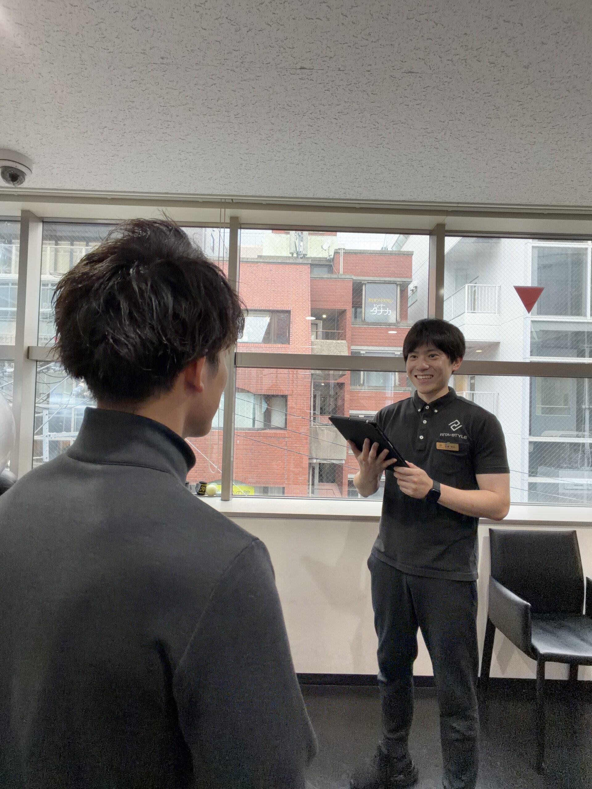 お客様を迎えるパーソナルトレーナー