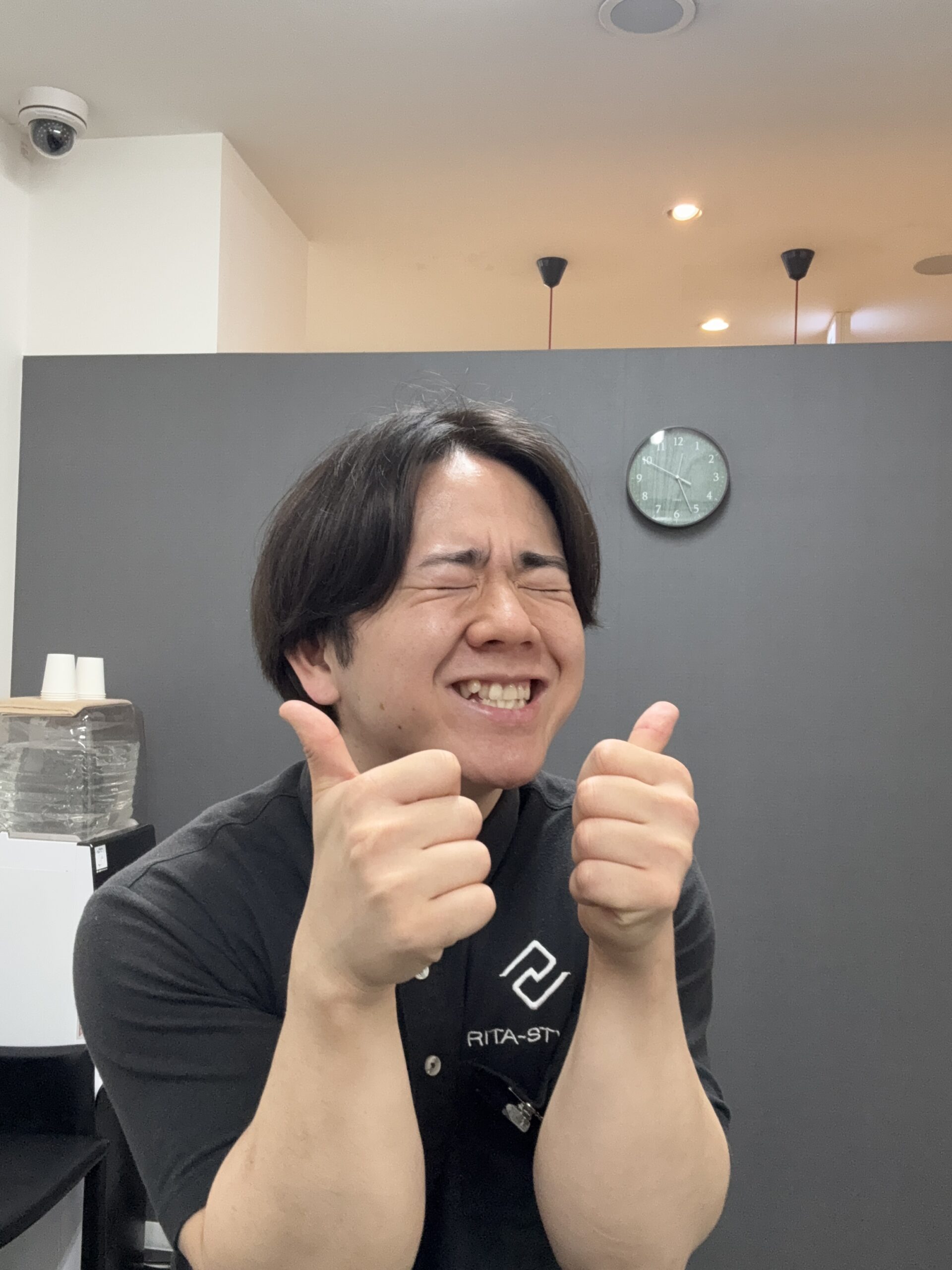 プランクのフォームを指導するトレーナー