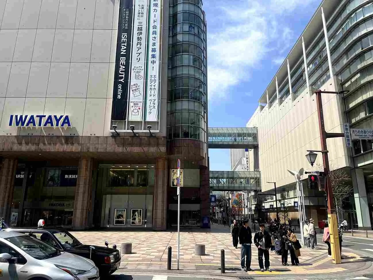 突き当りを右に曲がりきらめき通りの方に進むと、岩田屋本店さんの看板が見えてきます