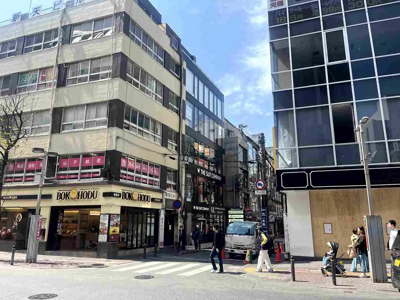 西日本シティ銀行の縦看板が見えたら左へ、ファミリーマートさんの方へ横断歩道を渡ります